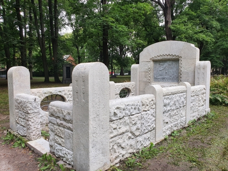Restaurētais Erhardu dzimtas kapa piemineklis. Fotofiksācija 2020. gada augustā.